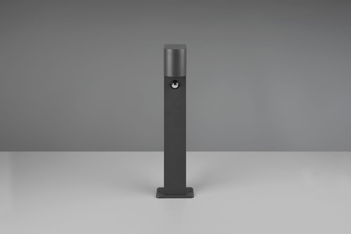 Lampa stojąca ogrodowa Roya H50 w kolorze antracytowym, 1-punktowa, z czujnikiem ruchu. Prosta, prostokątna konstrukcja z widocznym czujnikiem na frontowej stronie. Ujęcie frontalne, produkt stoi na płaskiej powierzchni.