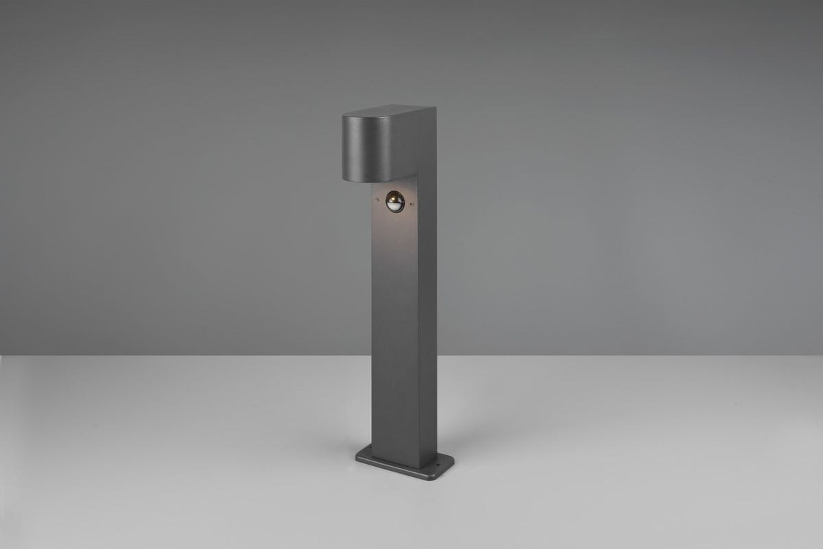 Lampa stojąca ogrodowa Roya H50 w antracytowym kolorze, 1-punktowa, z czujnikiem ruchu. Prosta, prostokątna konstrukcja z zaokrąglonym górnym elementem. Ujęcie frontalne, produkt umieszczony na jasnym tle.