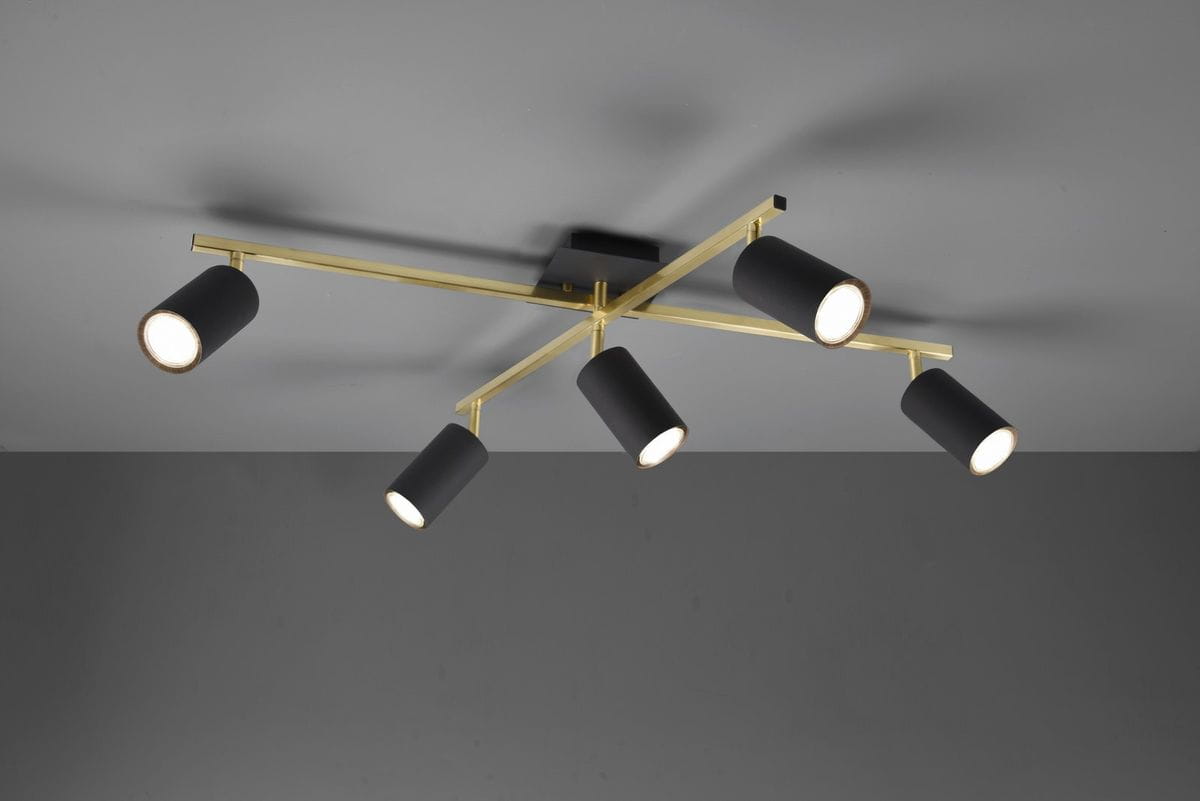 Lampa sufitowa 5-punktowa Marley w kolorze czarnym i złotym. Ułożona poziomo, z pięcioma cylindrycznymi kloszami w czarnym kolorze, zamocowanymi na złotej konstrukcji. Tło szare, minimalistyczne.
