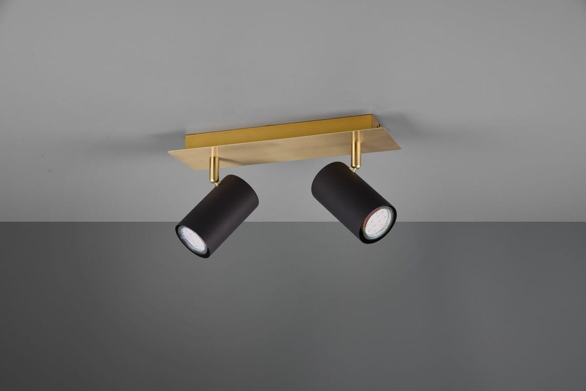 Lampa sufitowa Marley (spot) 2-punktowa w kolorze czarnym i złotym. Posiada dwa cylindryczne reflektory umieszczone na prostokątnej, złotej podstawie, zamontowane na szarym tle. Reflektory są ruchome, umożliwiając regulację kierunku światła.