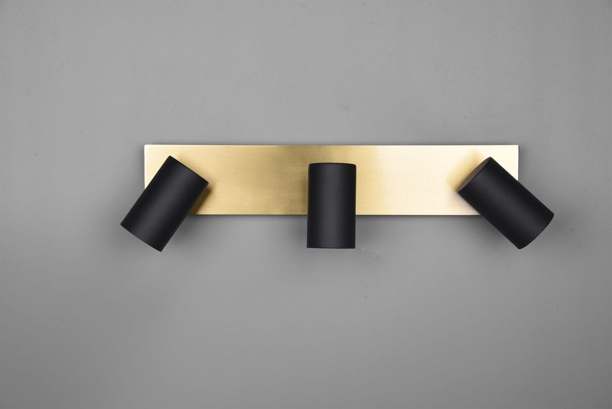 Trzypunktowa lampa sufitowa Marley w kolorze czarnym i złotym, z cylindrycznymi kloszami. Ułożona poziomo na złotej podstawie. Klosze skierowane w różnych kierunkach, tworząc nowoczesny efekt oświetleniowy. Tło szare.