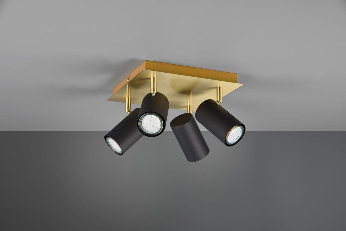 Czarna lampa sufitowa Marley z czterema punktowymi reflektorami na złotej podstawie. Reflektory mają cylindryczny kształt i emitują światło z diod LED. Ujęcie z dołu, ukazujące całość produktu na szarym tle.