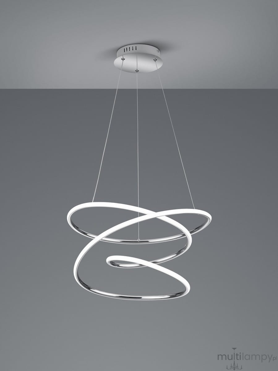Lampa wisząca Bologna LED w chromowanym wykończeniu, składająca się z dwóch spiralnych pierścieni. Produkt zawieszony na cienkich linkach, emitujący jasne światło, umieszczony na jednolitym, szarym tle.