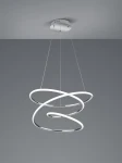 Lampa wisząca Bologna LED w chromowanym wykończeniu, składająca się z dwóch spiralnych pierścieni. Produkt zawieszony na cienkich linkach, emitujący jasne światło, umieszczony na jednolitym, szarym tle.