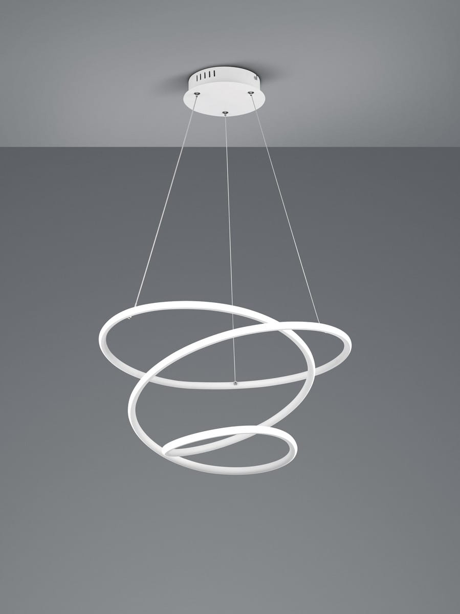 Bologna LED lampa wisząca w kolorze białym, składająca się z trzech okrągłych pierścieni o różnych średnicach. Produkt zawieszony na cienkich linkach, z zamocowaniem sufitowym. Tło w odcieniu szaro-skalistym, podkreślające nowoczesny design.