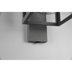 Kinkiet zewnętrzny Lunga w kolorze antracytowym, z czujnikiem zmierzchu. Widok z góry, ukazujący prostokątną podstawę oraz metalowy korpus lampy. Produkt ma minimalistyczny design, z widocznym przyciskiem na podstawie.