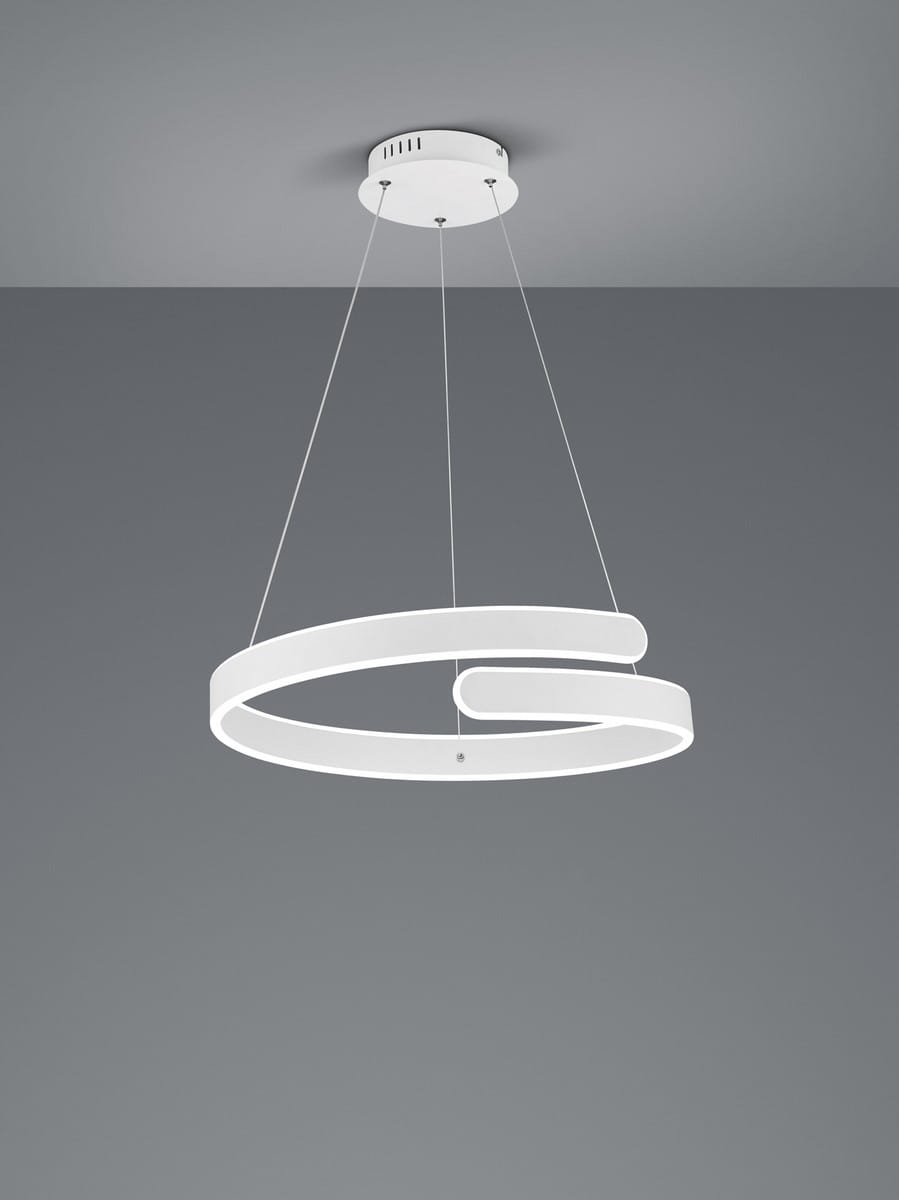Biała lampa wisząca Parma LED o unikalnym, okrągłym kształcie z dodatkowym elementem, zawieszona na cienkich linkach. Produkt montowany do sufitu, idealny do nowoczesnych wnętrz. Tło w odcieniu szarości, co podkreśla minimalistyczny design lampy.