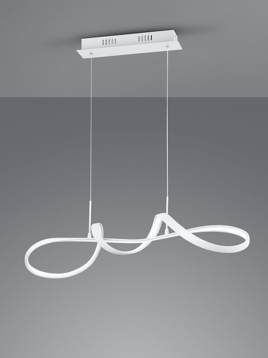 Biała lampa wisząca Perugia LED o unikalnym, falistym kształcie, zawieszona na cienkich linkach. Ujęcie frontalne, z widocznym montażem na suficie. Tło w odcieniach szarości, co podkreśla minimalistyczny design lampy.