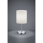 Lampa stołowa Jerry 1-punktowa w białym abażurze z materiału, na chromowanej podstawie. Ujęcie frontalne, lampa stojąca na szarej powierzchni, z lekko rozproszonym światłem w otoczeniu.