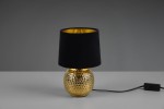 Lampa stołowa Sophia 1-punktowa z okrągłą, złotą podstawą o teksturowanej powierzchni oraz czarnym, materiałowym kloszem. Produkt ustawiony w pozycji stojącej z widocznym przewodem i włącznikiem. Tło szare.