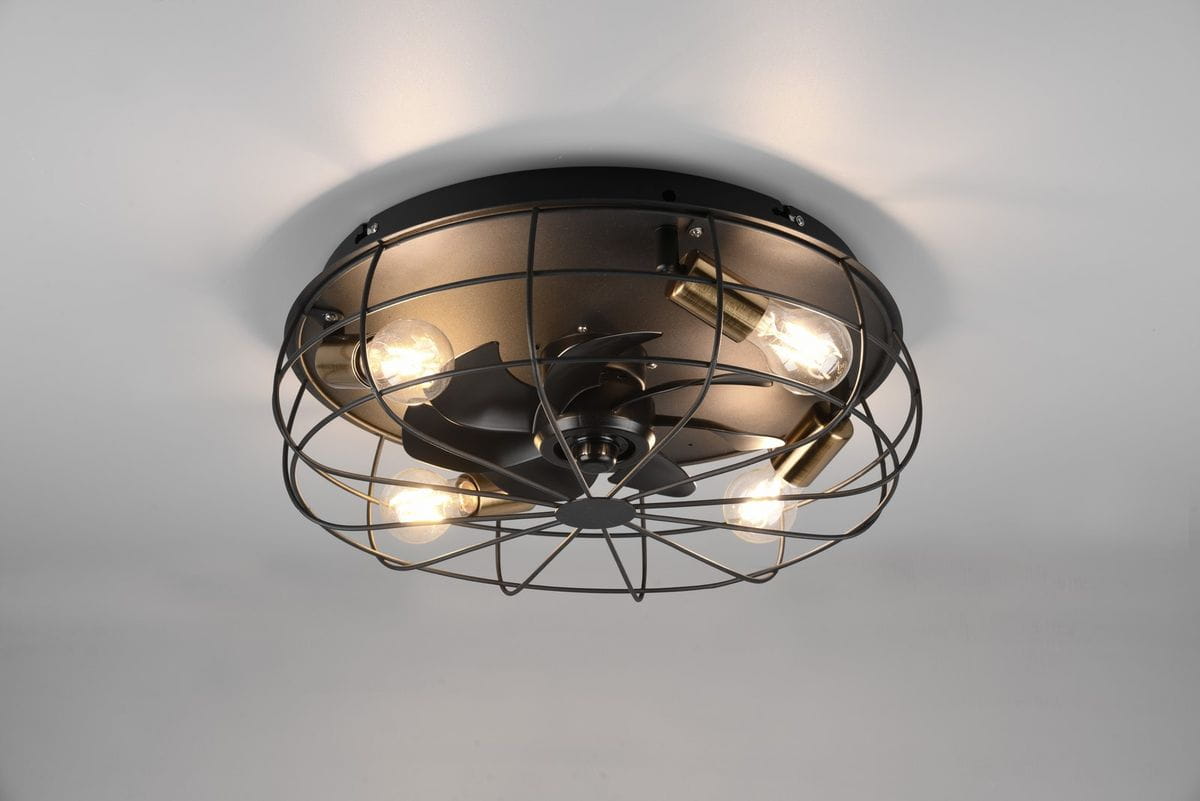 Czarna lampa sufitowa Trondheim z wentylatorem, wyposażona w cztery żarówki w kloszach, z metalową siatką. Zestawienie elementów metalowych i szklanych, zamontowana na suficie, z pilotem do zdalnego sterowania.