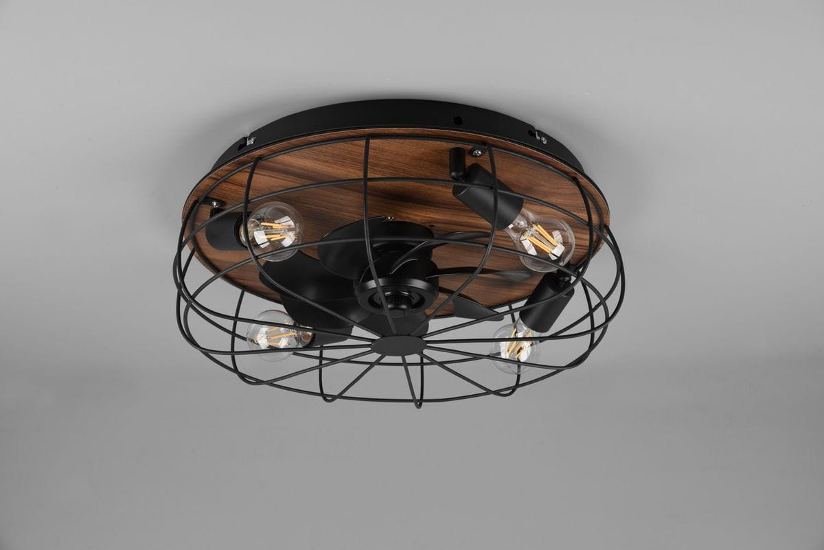 Czarna lampa sufitowa 4-punktowa Trondheim z wentylatorem, z brązowym drewnianym wykończeniem. Oświetlenie z żarówkami w przezroczystych kloszach, zamocowana na okrągłej podstawie z siatką metalową. Widok z dołu.