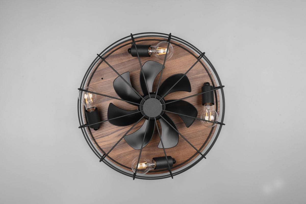 Czarna lampa sufitowa 4-punktowa z wentylatorem, z brązową, drewnianą podstawą. Widok z góry, ukazuje wentylator z pięcioma łopatkami oraz cztery oprawy na żarówki. Produkt posiada metalową siatkę ochronną. Idealna do nowoczesnych wnętrz.