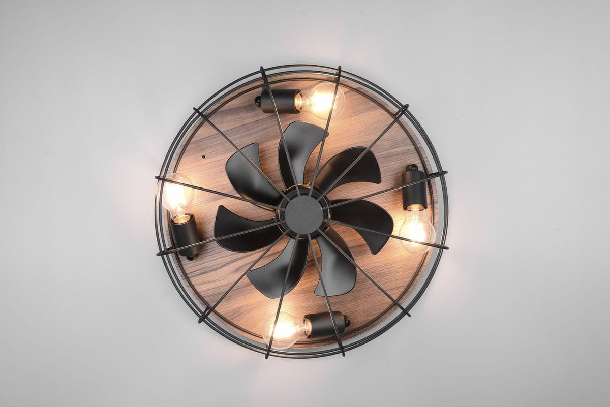 Czarna i brązowa lampa sufitowa Trondheim z wentylatorem, wyposażona w cztery źródła światła. Produkt ma okrągły kształt z metalową siatką i wentylatorem na środku, umieszczony na jasnym tle. Pilot do zdalnego sterowania w zestawie.