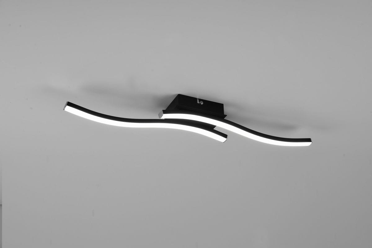 Czarna lampa sufitowa Route LED 4000K z dwoma falistymi ramionami, umieszczona na prostokątnej podstawie. Ujęcie z góry, pokazujące minimalistyczny design i źródła światła w formie cienkich, zakrzywionych pasków.