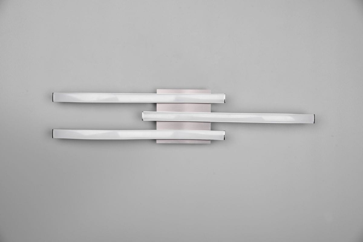 Lampa sufitowa Route LED 4000K w kolorze niklowym, z trzema płaskimi, prostokątnymi kloszami umieszczonymi równolegle na metalowej podstawie. Produkt zamontowany na szarym tle, z widoczną gładką powierzchnią kloszy.