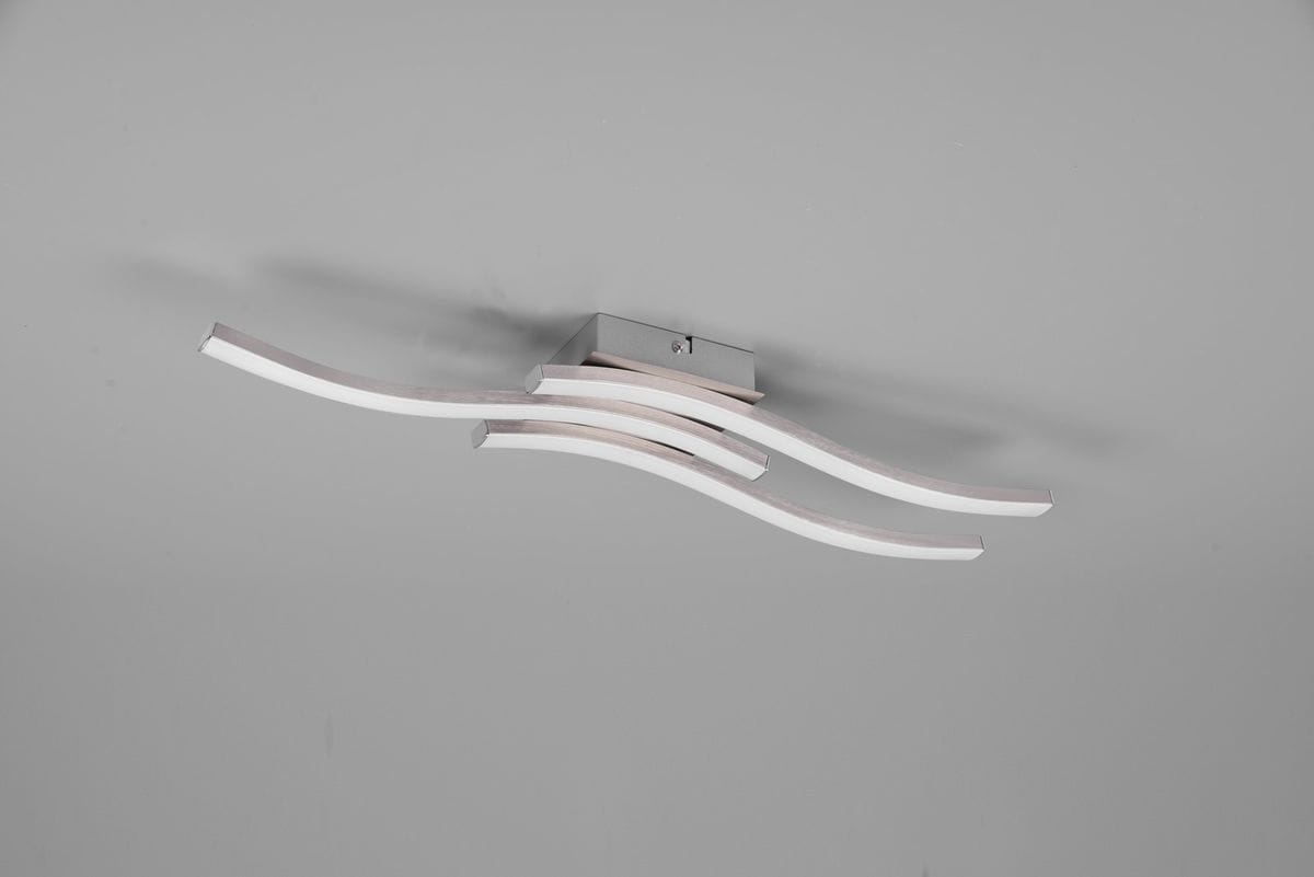 Lampa sufitowa Route LED 4000K w kolorze niklu, z trzema falistymi ramionami emitującymi światło, zamontowana na prostokątnej podstawie. Ujęcie frontalne, na jednolitym szarym tle.