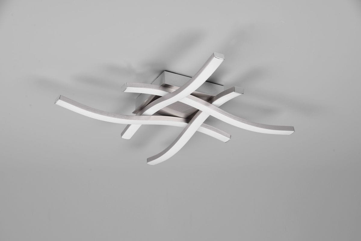 Lampa sufitowa Route LED 4000K w kolorze niklowym, z czterema falistymi ramionami. Ujęcie z dołu, pokazujące unikalny, nowoczesny kształt. Wykończenie matowe, zamontowana na płaskim suficie, na jednolitym tle.
