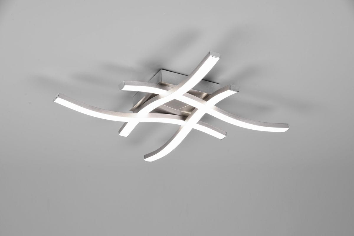 Lampa sufitowa Route LED 4000K w kolorze niklu, z czterema zakrzywionymi ramionami, emituje jasne światło. Produkt zamontowany na płaskiej podstawie, widok z dołu, na jednolitym tle.