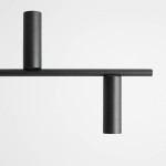 Lampa wisząca Trevo 6-punktowa w kolorze czarnym. Konstrukcja z prostokątnym ramieniem i sześcioma cylindrycznymi uchwytami na źródła światła. Ujęcie z góry, na jednolitym tle. Matowe wykończenie, minimalistyczny design, idealna do nowoczesnych wnętrz.