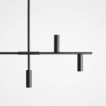 Czarna lampa wisząca Trevo 6-punktowa, z prostokątną ramą i cylindrycznymi oprawami na żarówki. Ujęcie z góry, ukazujące minimalistyczny design i równoległe linie konstrukcji. Tło jasne, podkreślające elegancję lampy.