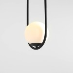 Czarna lampa wisząca Riva 2-punktowa z białą, półkulistą oprawą. Zawieszona na ciemnych, prostych linkach, w zbliżeniu na detal. Idealna do nowoczesnych wnętrz. Tło jasne, minimalistyczne.