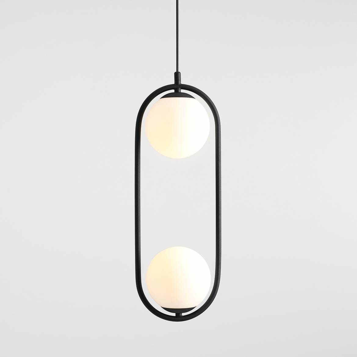 Czarna lampa wisząca Riva 2-punktowa z okrągłymi, białymi kloszami umieszczonymi w metalowej ramie. Ujęcie frontalne, lampa zawieszona na cienkim przewodzie, na jasnym tle. Idealna do nowoczesnych wnętrz.