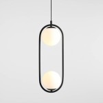 Czarna lampa wisząca Riva 2-punktowa z okrągłymi, białymi kloszami umieszczonymi w metalowej ramie. Ujęcie frontalne, lampa zawieszona na cienkim przewodzie, na jasnym tle. Idealna do nowoczesnych wnętrz.