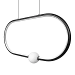 Czarna lampa wisząca Ovo LED 48W o nowoczesnym, owalnym kształcie z białą kulką na środku. Zawieszona na cienkich linkach, z podświetleniem LED wzdłuż krawędzi. Doskonała do nowoczesnych wnętrz.