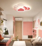 Lampa sufitowa Chmurki LED 58W w kolorze różowym, 3-punktowa, z pilotem, umieszczona na suficie pokoju dziecięcego. W tle widoczne pastelowe meble i akcesoria, tworzące przytulną aranżację.