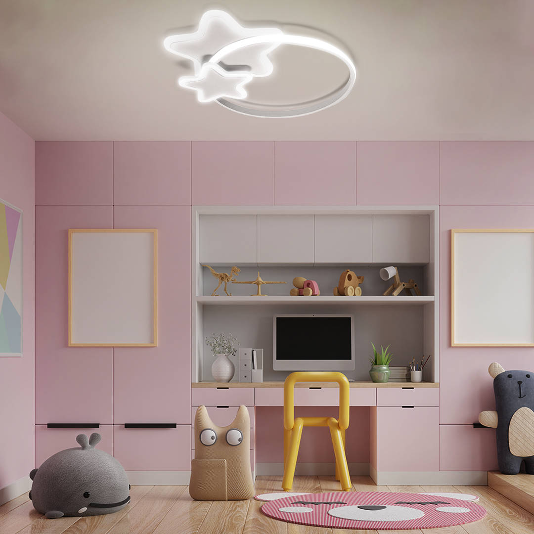Lampa sufitowa LED w kształcie gwiazdek, biała, z pilotem, o mocy 60W CCT. Zawieszona na suficie, w nowoczesnym, minimalistycznym stylu, idealna do pokoju dziecięcego. W tle widoczna różowa aranżacja z meblami i dekoracjami.