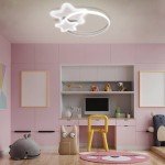 Lampa sufitowa LED w kształcie gwiazdek, biała, z pilotem, o mocy 60W CCT. Zawieszona na suficie, w nowoczesnym, minimalistycznym stylu, idealna do pokoju dziecięcego. W tle widoczna różowa aranżacja z meblami i dekoracjami.