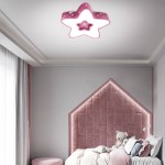 Różowa lampa sufitowa LED w kształcie gwiazdki z pilotem, zamontowana na suficie. Posiada dwa poziomy gwiazd, wykończona w błyszczącym materiale. Tło w jasnych odcieniach, z elementami dekoracyjnymi w pokoju dziecięcym.