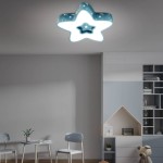 Niebieska lampa sufitowa w kształcie gwiazdki, z białym podświetleniem, zawieszona na suficie. Posiada dwa poziomy gwiazdek oraz możliwość zdalnego sterowania pilotem. Tło w jasnych odcieniach szarości, w otoczeniu minimalistycznych mebli.