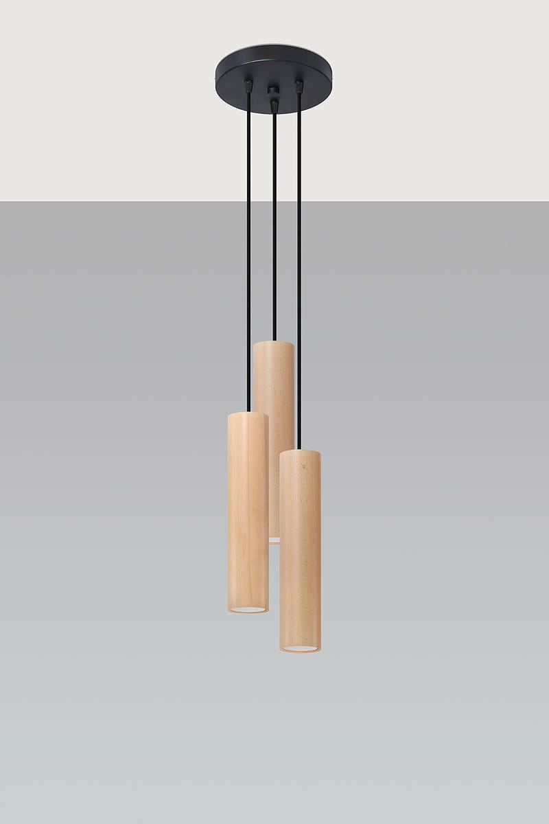 Lino lampa wisząca 3-punktowa SL.1012 z trzema cylindrycznymi kloszami w kolorze naturalnego drewna, zawieszona na czarnych linkach. Ujęcie z góry, ukazujące elegancki design i minimalistyczny wygląd. Tło w odcieniach szarości.