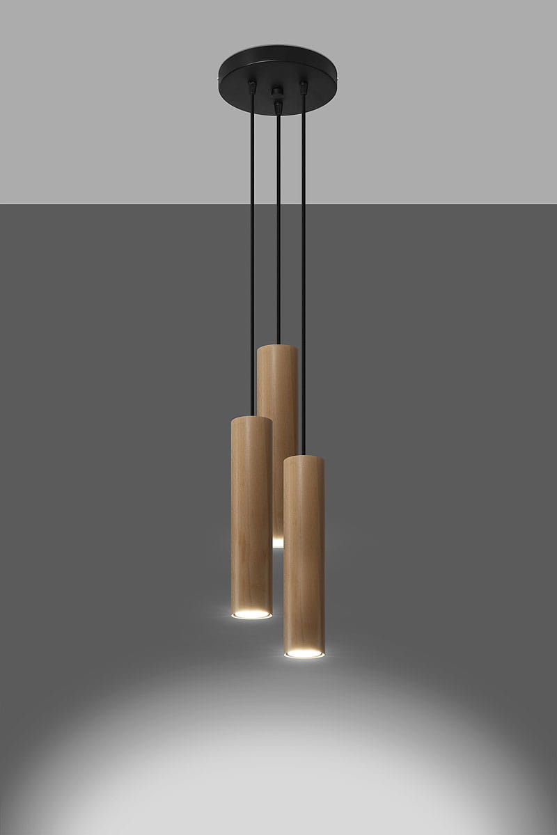 Lino lampa wisząca 3-punktowa SL.1012 w kolorze naturalnego drewna z trzema cylindrycznymi kloszami. Klosze zawieszone na cienkich, czarnych linkach, montowane na okrągłej, czarnej podstawie. Oświetlenie skierowane w dół, na szarym tle.