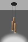 Lino lampa wisząca 3-punktowa SL.1012 w kolorze naturalnego drewna z trzema cylindrycznymi kloszami. Klosze zawieszone na cienkich, czarnych linkach, montowane na okrągłej, czarnej podstawie. Oświetlenie skierowane w dół, na szarym tle.