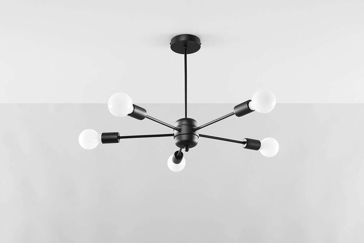 Czarna lampa wisząca Lango, 5-punktowa, z pięcioma okrągłymi kloszami w kolorze białym. Ujęcie frontalne, lampa zawieszona na suficie, z widocznymi metalowymi ramionami i podsufitką. Prosta, nowoczesna konstrukcja, idealna do różnych wnętrz.