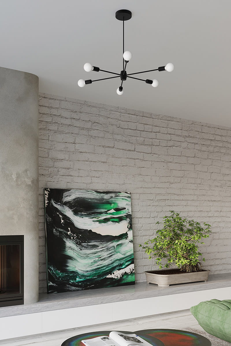 Czarna lampa wisząca Lango z sześcioma źródłami światła, rozmieszczonymi na cienkich ramionach w stylu industrialnym. Produkt zawieszony na długim przewodzie, w nowoczesnym wnętrzu z betonową ścianą i obrazem w zielono-czarnych odcieniach.