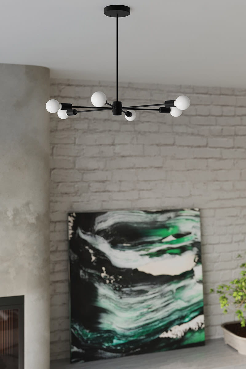 Lango lampa wisząca 6-punktowa w kolorze czarnym, z sześcioma białymi kloszami, umieszczona na cienkich, czarnych ramionach. Lampa zawieszona w przestrzeni, z białą, ceglaną ścianą w tle oraz abstrakcyjnym obrazem w zielono-czarnych odcieniach.