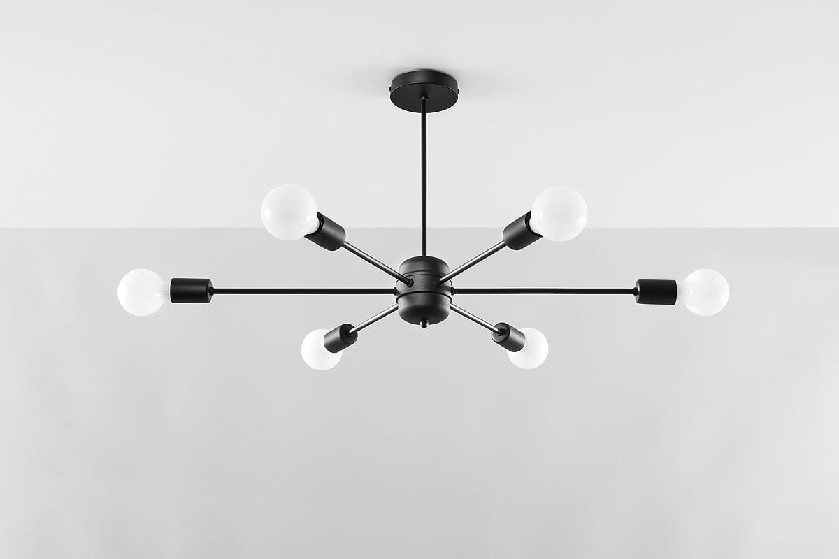 Lampa wisząca Lango w kolorze czarnym, z sześcioma punktami świetlnymi. Konstrukcja z metalowymi ramionami i okrągłym mocowaniem do sufitu. Przezroczyste żarówki w centralnej części, umieszczone w równych odstępach. Ujęcie frontalne, na jasnym tle.