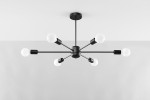 Lampa wisząca Lango w kolorze czarnym, z sześcioma punktami świetlnymi. Konstrukcja z metalowymi ramionami i okrągłym mocowaniem do sufitu. Przezroczyste żarówki w centralnej części, umieszczone w równych odstępach. Ujęcie frontalne, na jasnym tle.