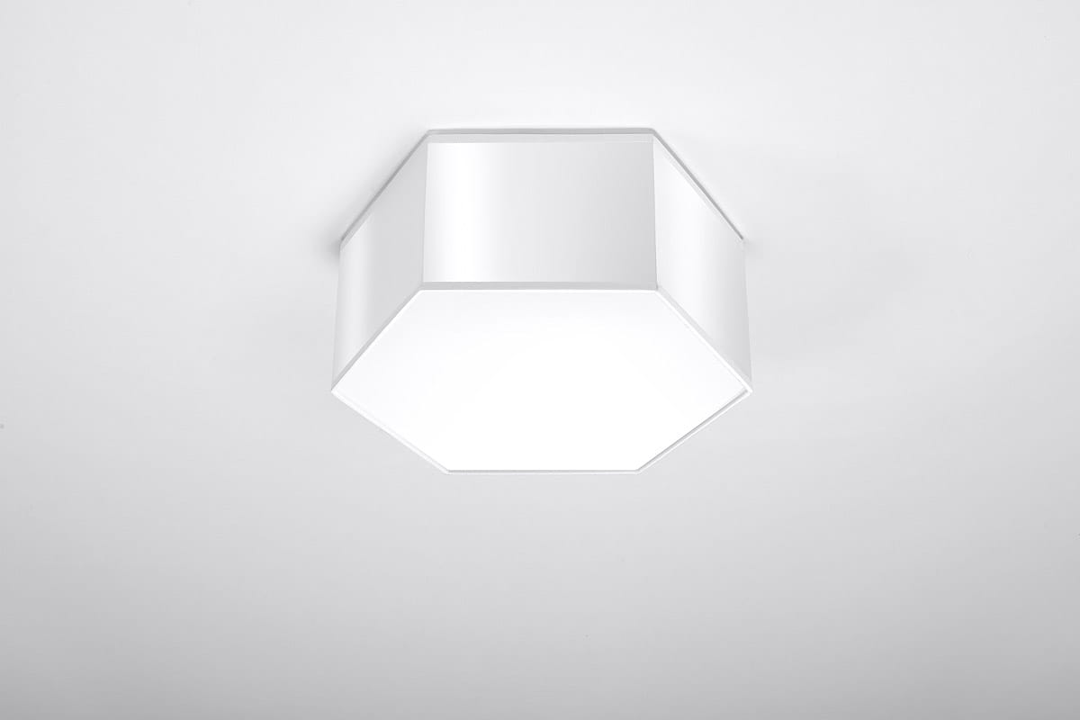 Biały plafon Sunde H13 w kształcie sześciokąta, zamontowany na suficie, z dwoma punktami świetlnymi. Gładka powierzchnia i minimalistyczny design, idealny do nowoczesnych wnętrz.