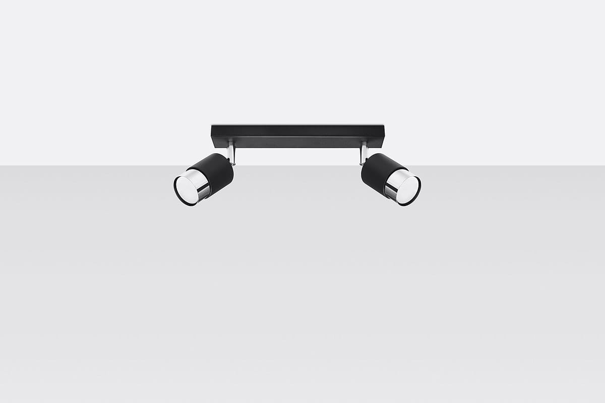 Czarna lampa sufitowa Nero z dwoma punktami świetlnymi, z metalowym chromowanym wykończeniem. Ułożona poziomo, z widocznymi reflektorami o cylindrycznym kształcie. Proste tło podkreśla minimalistyczny design.