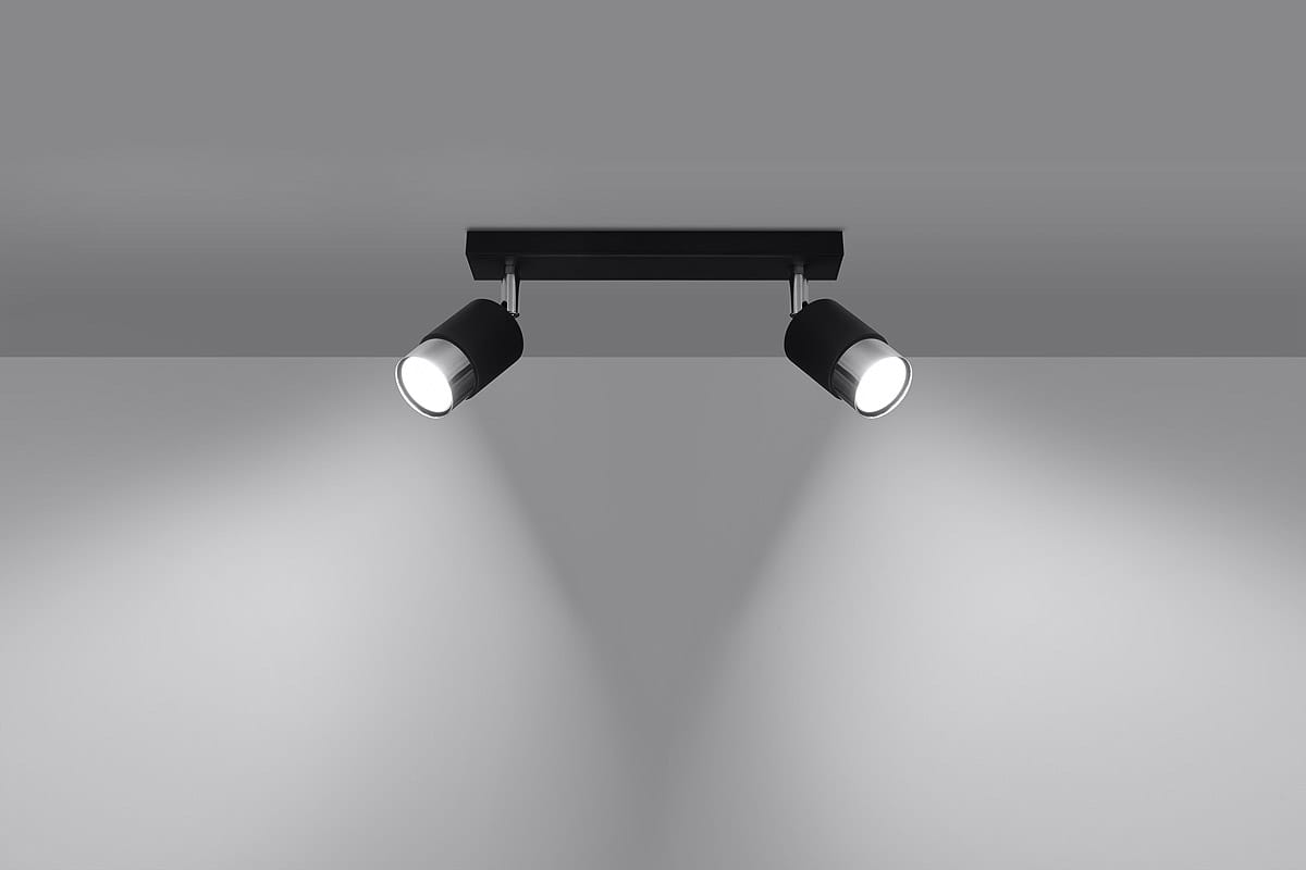 Czarna lampa sufitowa (spot) 2-punktowa Nero z chromowanymi detalami. Ujęcie frontalne, zamontowana na suficie, z dwoma regulowanymi reflektorami emitującymi światło w dół. Tło jasnoszare, co podkreśla elegancki design lampy.