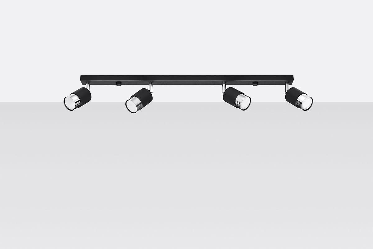 Czarna lampa sufitowa Nero, 4-punktowa, z chromowanymi detalami. Ułożona poziomo, z czterema reflektorami, każdy z okrągłą, białą częścią emitującą światło. Prosta konstrukcja na jednolitym tle, idealna do nowoczesnych wnętrz.