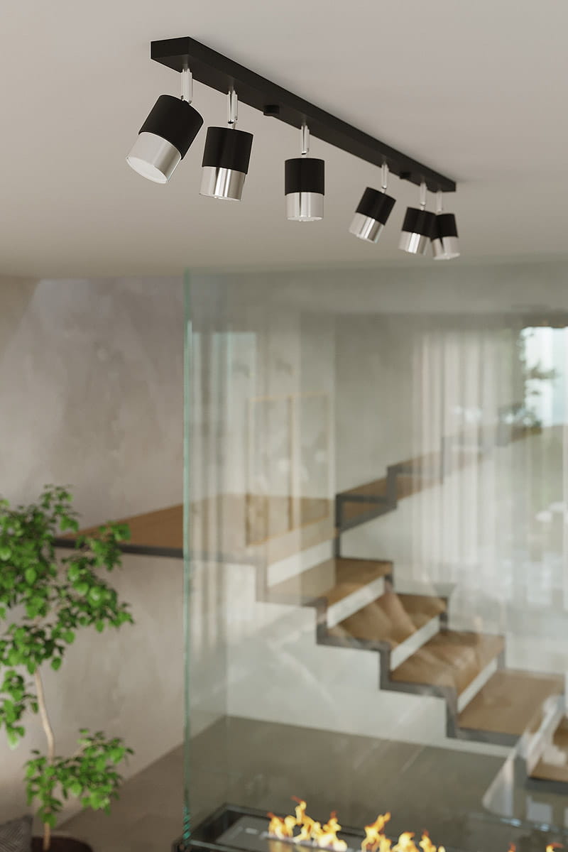 Lampa sufitowa Nero w stylu spot, 6-punktowa, z czarnymi kloszami i chromowanymi detalami. Ujęcie z góry, zamontowana na prostokątnej podstawie, w nowoczesnym wnętrzu z widokiem na schody i roślinę.