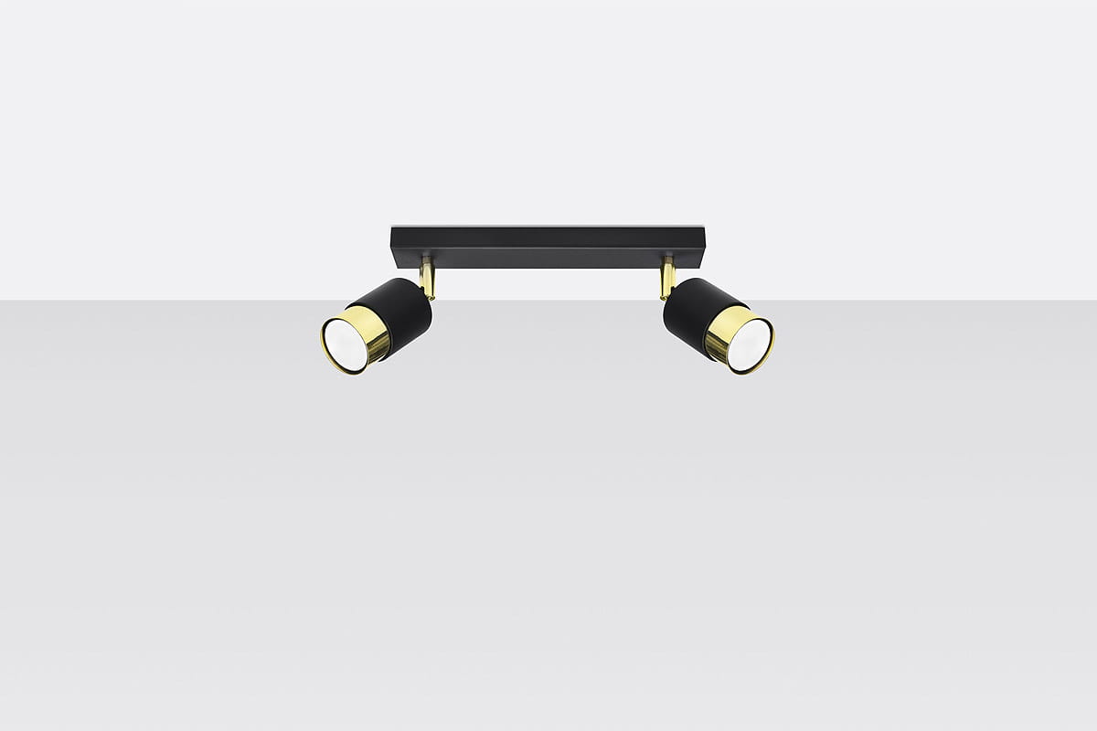 Czarna lampa sufitowa (spot) 2-punktowa Nero z metalowym, złotym wykończeniem. Ujęcie frontalne, lampy zamontowane na prostokątnej podstawie. Okrągłe klosze skierowane w dół, tworzą nowoczesny wygląd. Tło jednolite, szare.