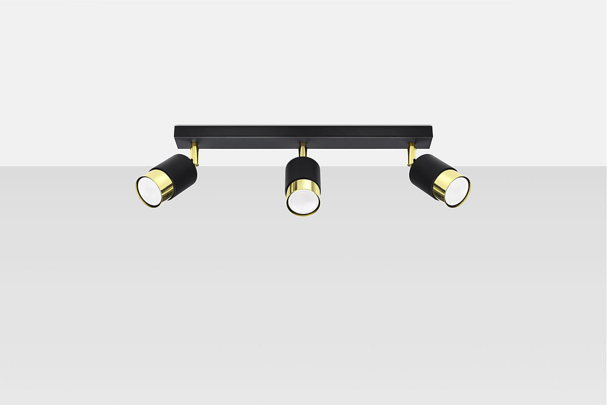 Lampa sufitowa Nero 3-punktowa w kolorze czarnym i złotym. Posiada trzy regulowane reflektory z metalowymi elementami. Ujęcie frontalne, montowana na suficie, z prostokątną podstawą. Idealna do nowoczesnych wnętrz.