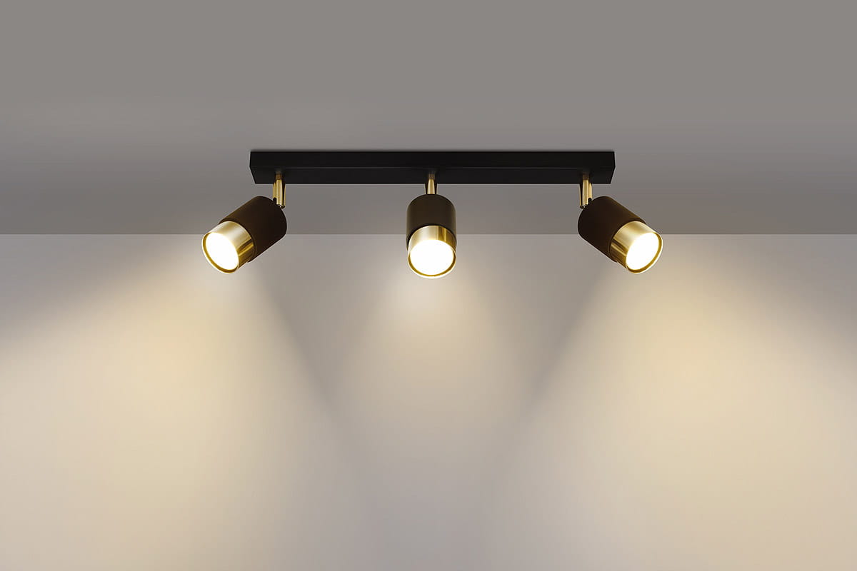 Czarna lampa sufitowa 3-punktowa Nero z metalowymi złotymi detalami. Ujęcie frontalne, montowana na suficie, z trzema regulowanymi reflektorami. Tło jasne, co podkreśla elegancki design lampy.